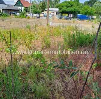 2100 m² freies Grundstück nahe Flughafen zu verpachten, geeignet als Stellplatz, Lager, Parkplatz...