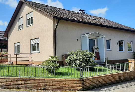 Zweifamilienhaus mit Photovoltaikanlage, Doppelgarage, Carport für Wohnmobil