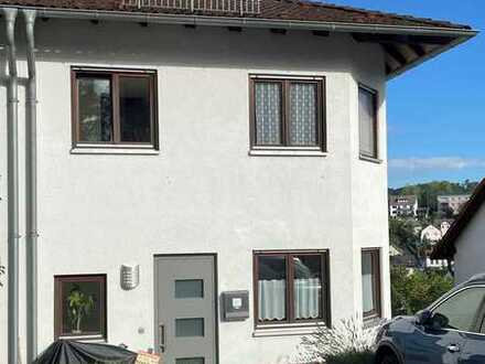 Bad Schwalbach - schöne Doppelhaushälfte mit Ausblick, 2 Bädern, Balkon und EBK!!