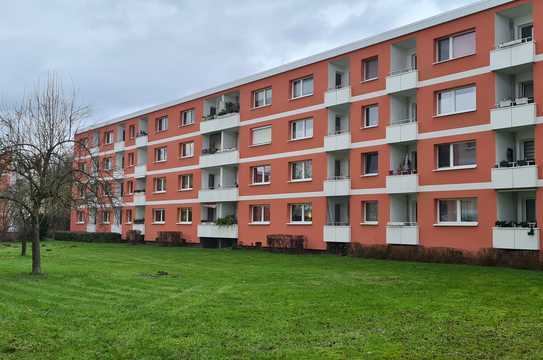 Sanierte 2-Zimmer-Wohnung mit Balkon, EBK und Stellplatz in Elmshorn.