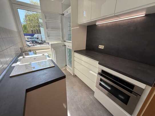 Bad mit Wanne+Fenster / EBK + 35,- € / sep. Küche mit Fenster