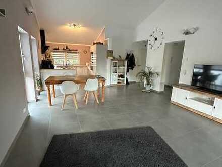 Neuwertige 3-Raum-Dachgeschosswohnung in Much