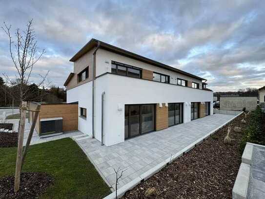 Erstbezug: exklusive Neubauwohnung mit EBK, Terrasse und Balkon in Niederviehbach