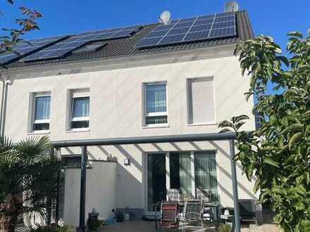 Neuwertiges Einfamilienhaus zentrumsnah | KfW 40, Solar, Wärmepumpe
