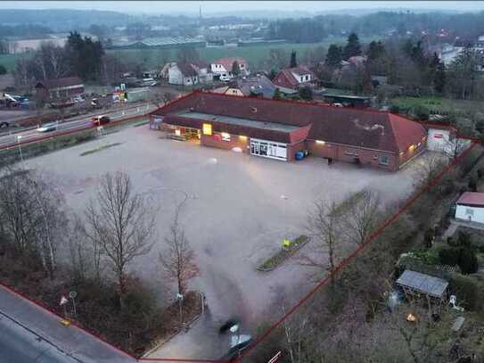 Attraktive Ladenfläche für Einzel - und/oder Fachhandel mit großem Parkplatz