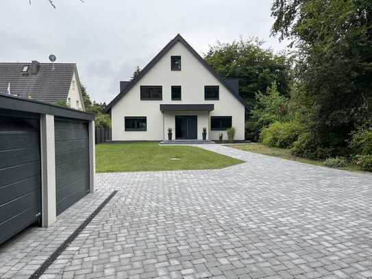 Luxuriöses Einfamilienhaus auf Traumgrundstück in Rissen