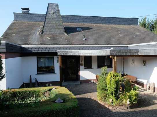 Einfamilienwohnhaus mit Einliegerwohnung, Garage, Carport und Garten in Gemünden/ Hunsrück