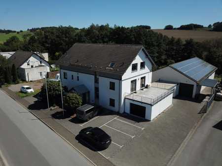 Gepflegtes Büro- und Wohngebäude mit einer Versandhalle & Photovoltaik in Neuenrade zum Verkauf