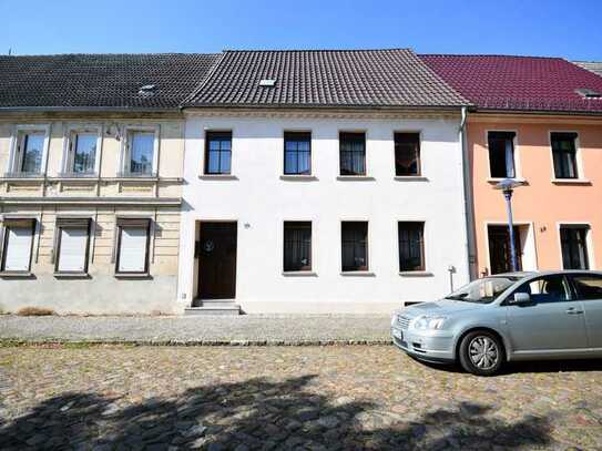 geräumiges Wohnhaus mit modernisierten Bädern, Garten und Garage