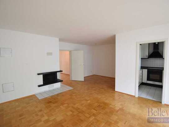 Moderne und gut geschnittene 3-Zimmer-Wohnung mit Parkett, Balkon, Kamin und TG-Platz