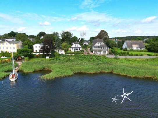 Juwel an der Schlei: EFH mit großer Glasfront und Balkon mit Wasserblick + Nebenhaus in Boren