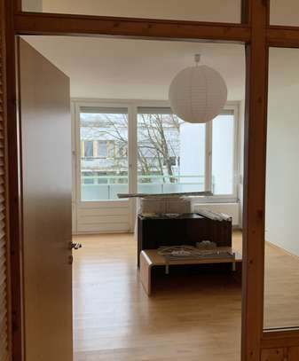 Helle 3-Zimmer-Wohnung mit Balkon und Einbauküche in München