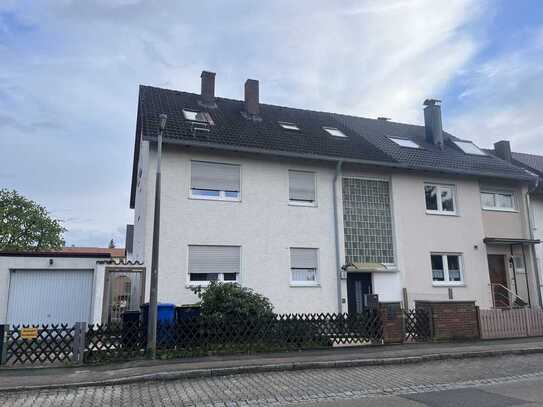 Geräumiges, preiswertes 9-Zimmer- 3 Familienhaus mit geh. Innenausstattung in Nürnberg Weiherhaus