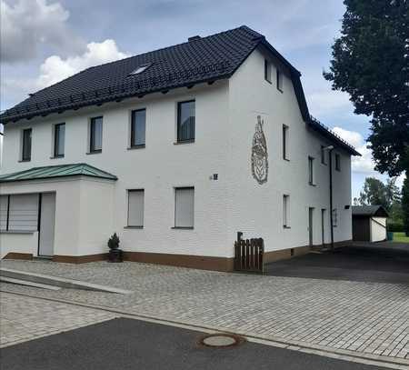 Mehrfamilienhaus mit großem Garten, Garagen und Baugrundstück