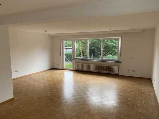 Lichtdurchflutete und vollst. renovierte 4-Zimmer-Wohnung mit EBK
