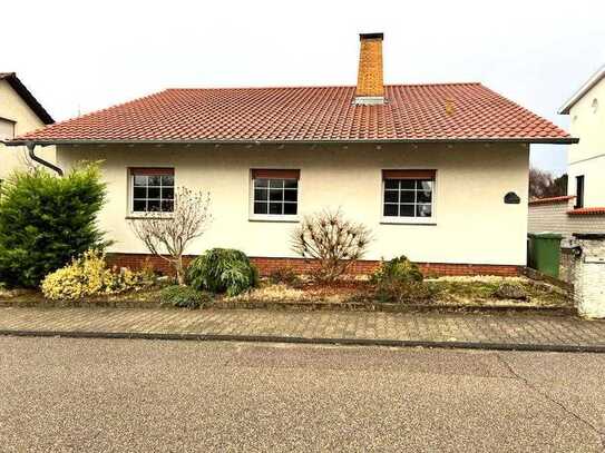 Freistehender Bungalow mit großem Garten und Aufstockungsmöglichkeit!