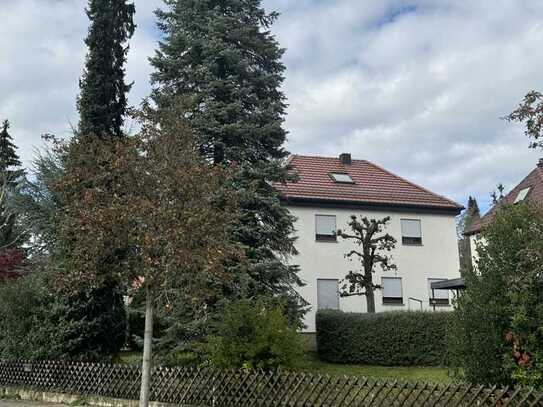 Schön gelegenes Grundstück mit renovierungsbedürftigem Haus