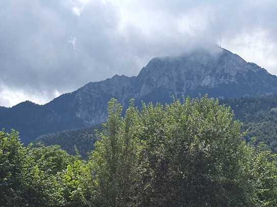 Sie suchen ein sonniges Grundstück mit Bergblick und vielseitig bebaubar?