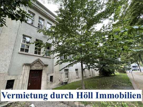 Höll-Immobilien vermietet schöne 1-Raum Wohnung im Dachgeschoß des Robert-Franz-Ring 10.
