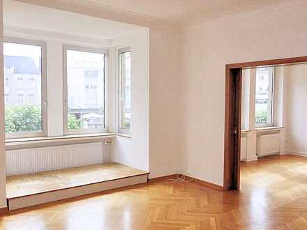 Mitten im Leben - Schöne Altbauwohnung mit großer Dachterrasse!