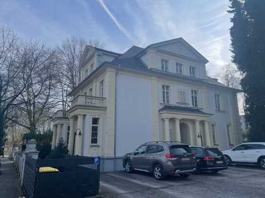 Seltene Gelegenheit! 3,5 Zimmer DG-Wohnung mit Galerie / Neu Barock Villa