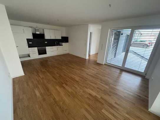 Neuwertige 2,5-Zimmer-EG-Wohnung mit gehobener Innenausstattung mit Balkon und EBK in Auerbach