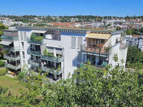 Stilvolle, geräumige und neuwertige 2-Zimmer-Wohnung mit Balkon und Einbauküche auf dem Weiherberg