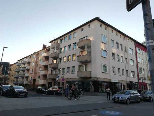 Zentrale, schöne 4-Zimmer-Wohnung mit Balkon und Einbauküche in Hannover-Mitte