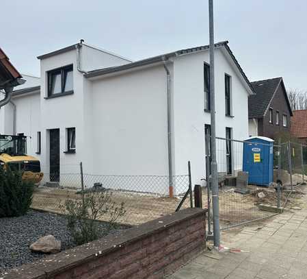Erstbezug: Attraktive 4-Zimmer-Doppelhaushälfte in Essinghausen Peine