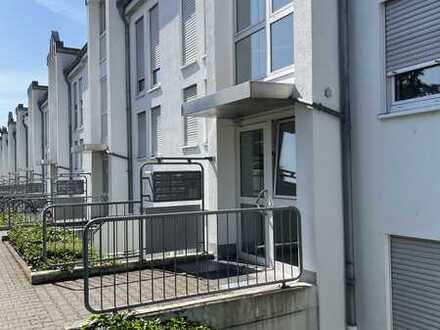 Geschmackvolle Terrassenwohnung mit zwei Zimmern sowie Balkon und EBK in Mainz