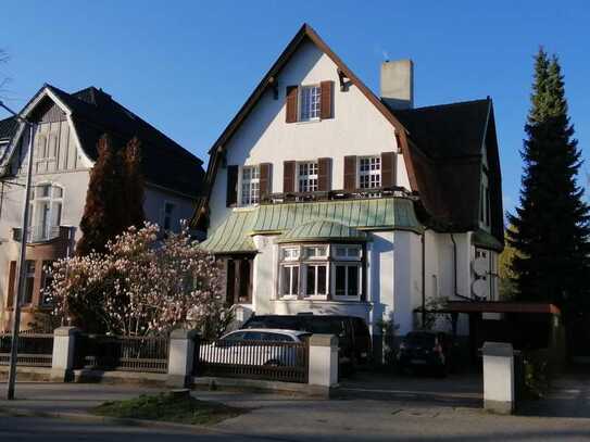 Historische Villa mit 4 Wohnungen - sehr gut vermietet - auf 1.495 m² Grundstück mit Baugrundstück