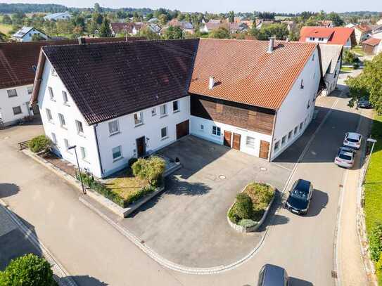 Zweifamilienhaus mit geräumigen Lagerflächen und angrenzenden Scheunen