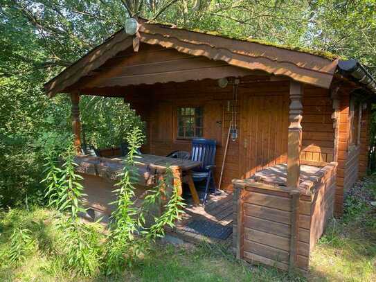 Baugrundstück mit altem Bungalow und modernem Gartenhaus!