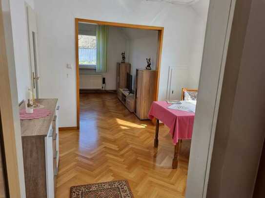 Schöne, gepflegte 2,5-Zimmer-OG-Wohnung mit EBK