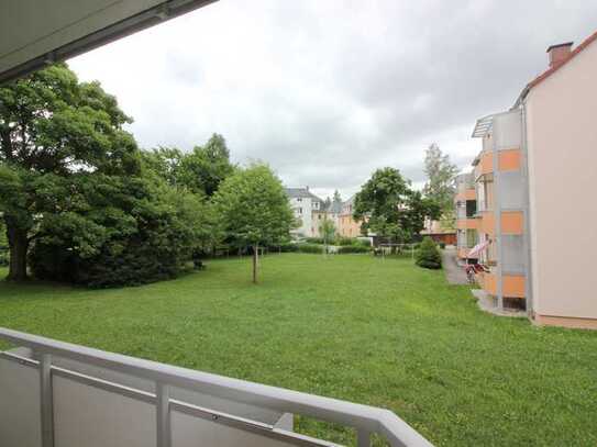 Blick ins Grüne vom Balkon