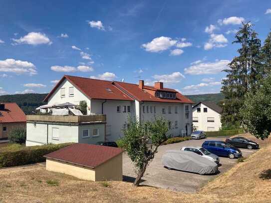 Modernisierte 2,5-Zimmer-DG-Wohnung mit Balkon und Einbauküche in Bad Bocklet