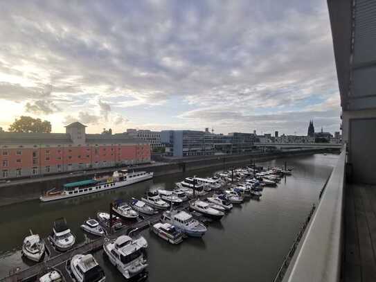 Exklusive, neuwertige 3-Raum-Penthouse-Wohnung mit lux. Innenausstattung mit Balkon und EBK