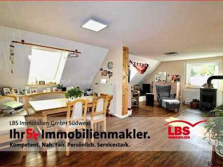 **Charmante DG- Wohnung mit großzügigem Grundstück**