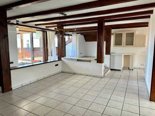 Schöne und gepflegte 3-Zimmer-DG-Wohnung mit Balkon und Einbauküche in Breunigweiler