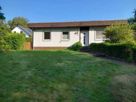 Gemütlicher Flachdachbungalow mit Terrasse, Garten und Carport