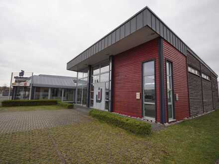 Vielfältig nutzbare Gewerbeimmobilie, Hallen, Ausstellungs- und Büroflächen, überdachte Aussenlager