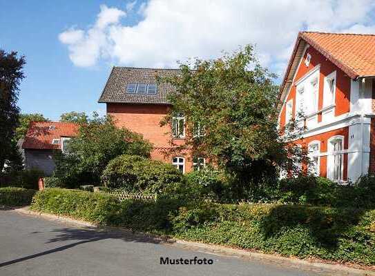 Wohnhaus mit Balkon und Garage