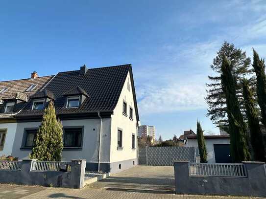 Modernes Einfamilienhaus mit Garage, Stellplätzen und großem Grundstück