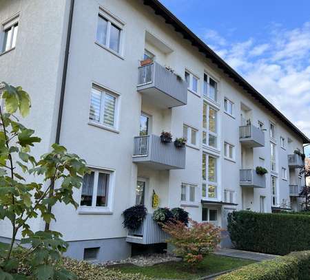 Schöne Etagenwohnung mit Einbauküche, Balkon und Tiefgarage