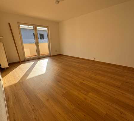 Helle 1-Zimmer-Wohnung mit Balkon in Frankfurt Fechenheim mit Balkon