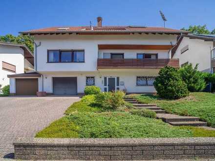 Wohnen mit Aussicht in traumhafter Lage - großes Zweifamilienhaus bietet viele Möglichkeiten!