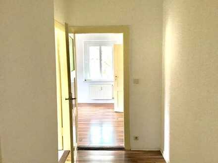 *helle und gemütliche 2-Raumwohnung im Grünen *Besichtigungstermin unter Tel. 0152/34349076