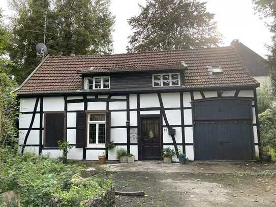 Das Wohnhaus neben dem bekannten Restaurant "Landhaus am Kamin" im Stadtteil Mülheim-Winkhausen.