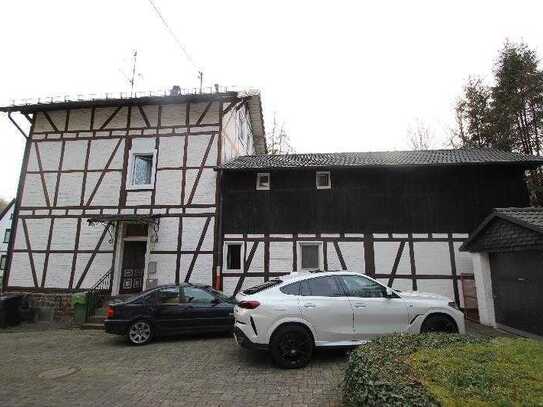 Zweifamilienhaus mit Nebengebäude Garage Innenhof großes Grundstück in Gummersbach