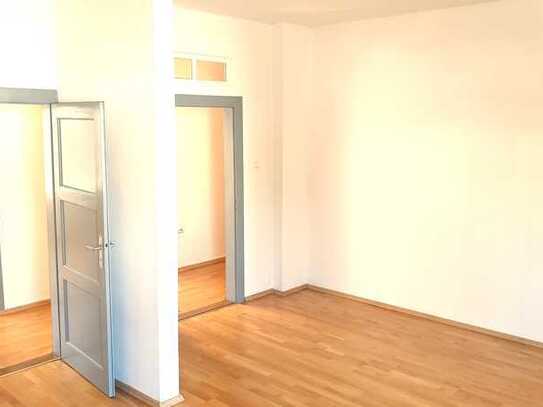 3 FAMILIENHAUS (2 WOHNUNGEN FREI) MIT ca. 130 m² HALLE UND BÜROS, 5 PKW GARAGEN IN ZENTRALSTER LAGE